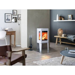 Jotul F 163 Weiße Emaille fotografiert in moderne Wohnzimmer auf Glasplatte mit Rauchrohr nach hinten