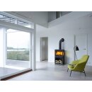 Jotul F 520.: Im modernen Haus, mit großer Fensterfront und Holzboden abgebildet.
Der Ofen steht auf einer Glasplatte und ist mit Rauchrohrabgang nach oben angeschlossen.