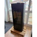 Scan 65-1 Ohne Seitenfenster schwarz in Wohnzimmer mit Betonboden und zwei Lampen auf Stahlplatte abgebildet.