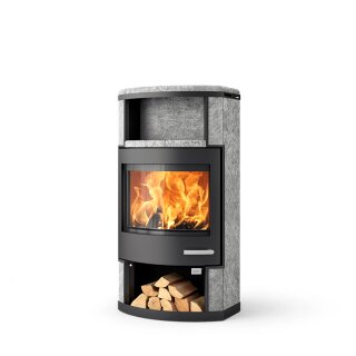 Skantherm Ator Specksteinmodell im Wohnzimmer auf Glasplatte aufgestellt mit Rauchrohranschluss oben.
