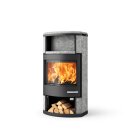 Skantherm Ator Specksteinmodell im Wohnzimmer auf Glasplatte aufgestellt mit Rauchrohranschluss oben.