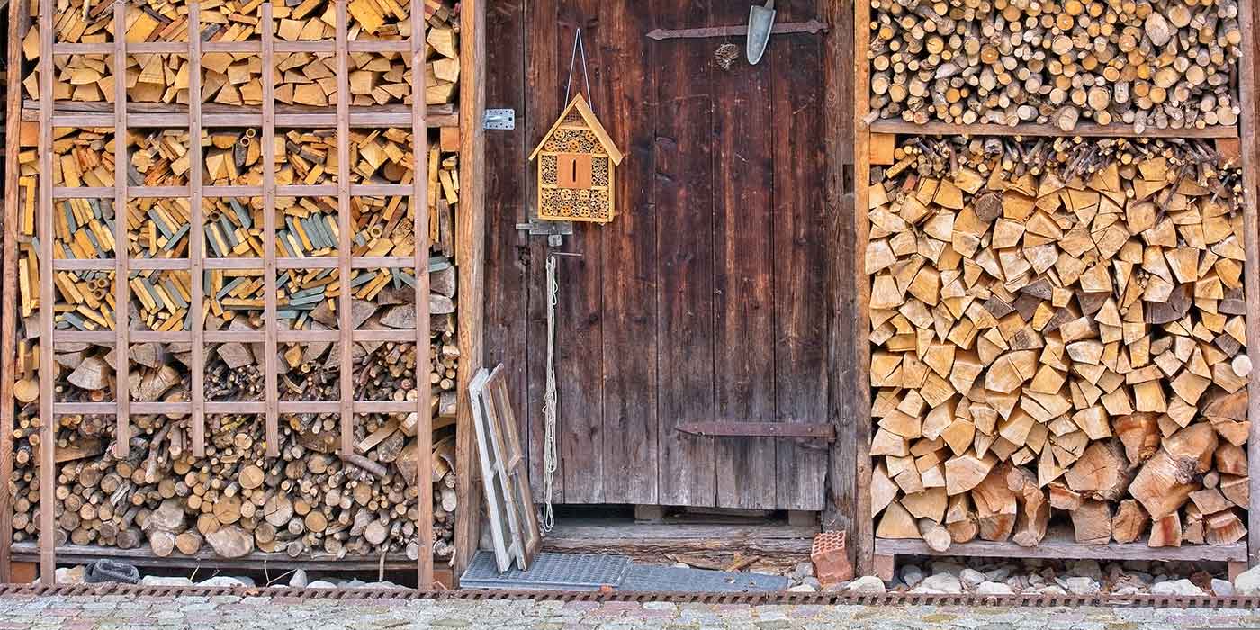 Scheitholz richtig lagern – luftig, überdacht, auf Abstand vom Boden