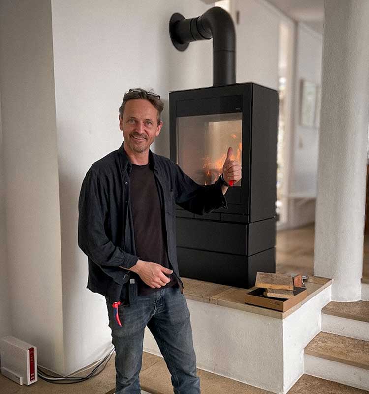 Inhaber im Showroom
